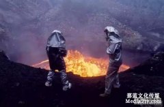 無人機航拍噴涌巖漿的火山口，這樣的畫面你看